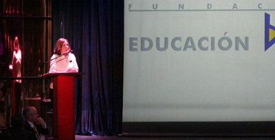 Ftima Guzmn, presidenta de la Fundacin Educacin Activa, recoge el premio otorgado por la Fundacin Recal